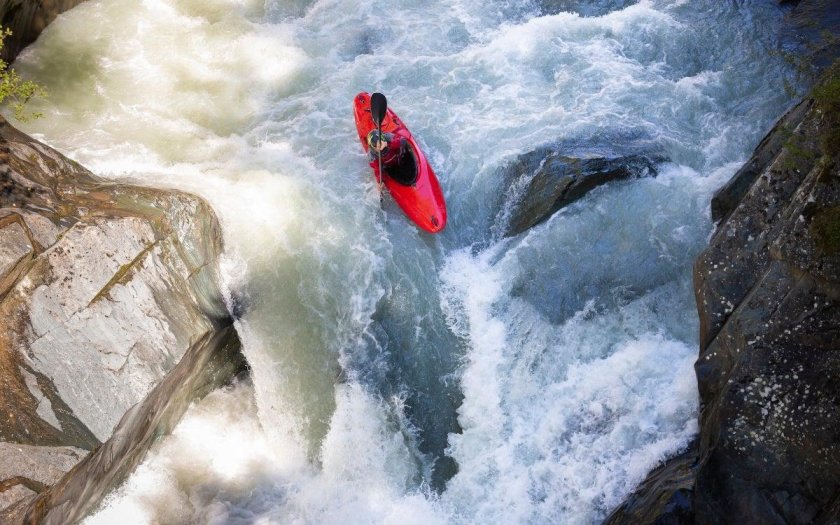 Каякинг на бурной воде