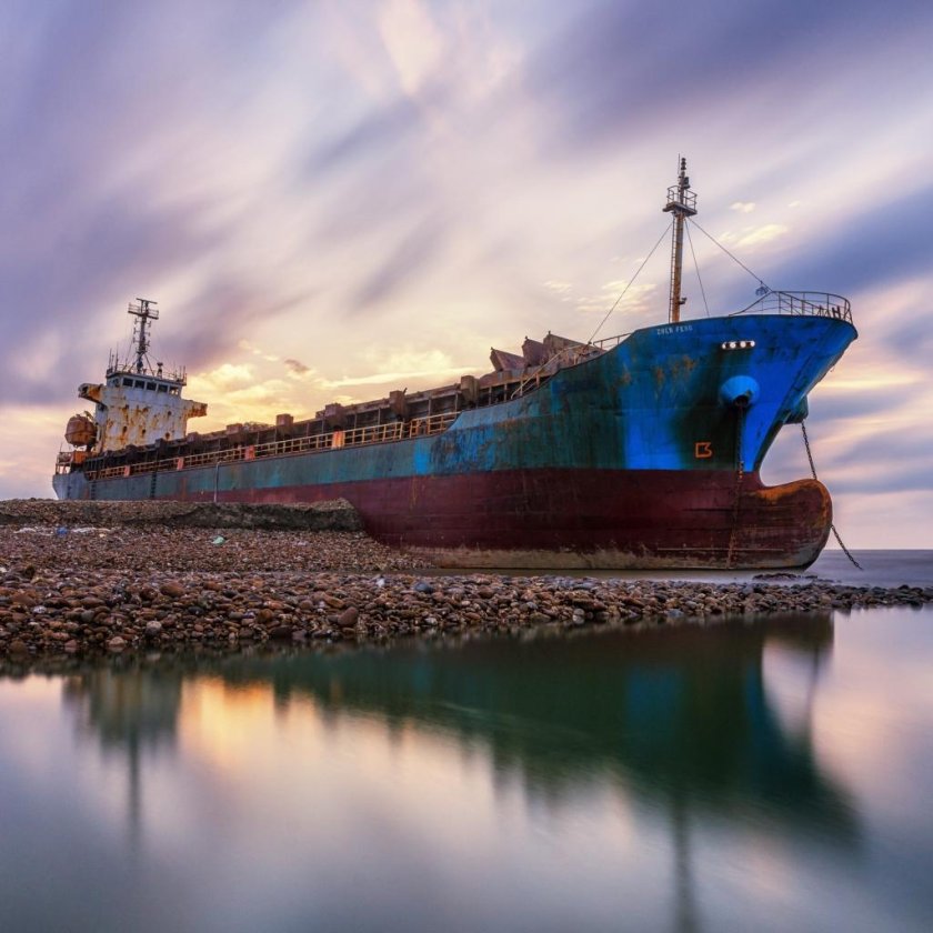 Корабль у берега