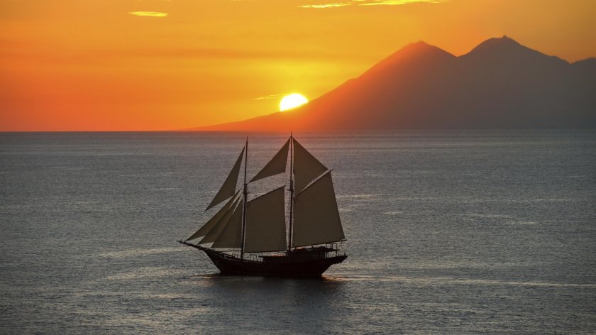 Парусник в море