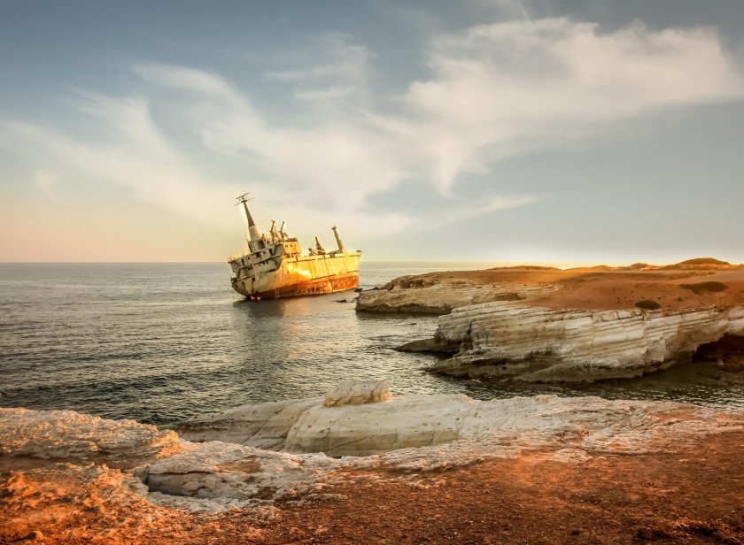 Корабль в море