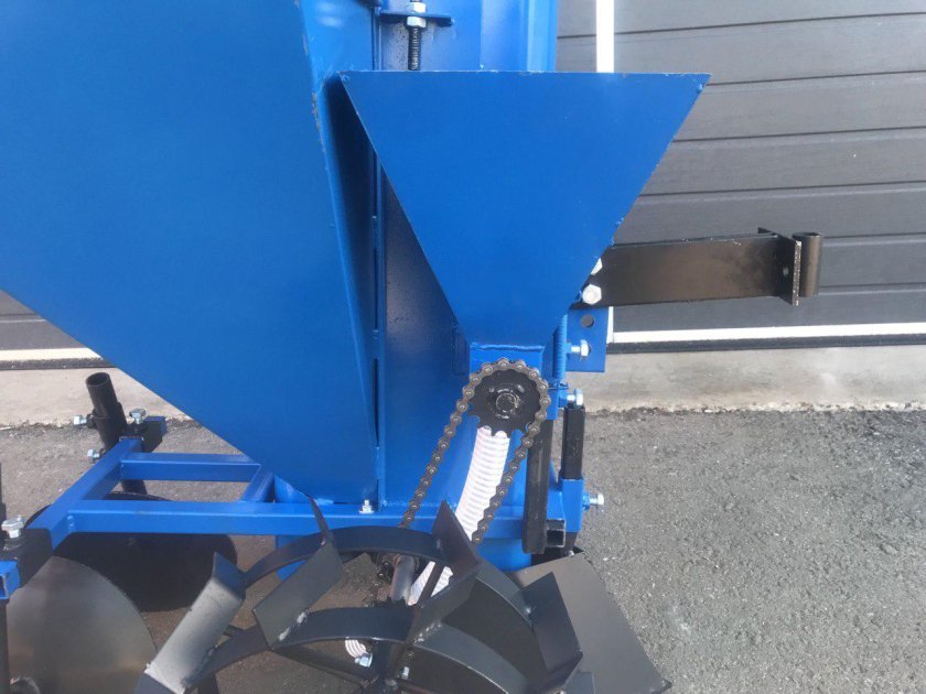 Дозатор удобрений для картофелесажалки