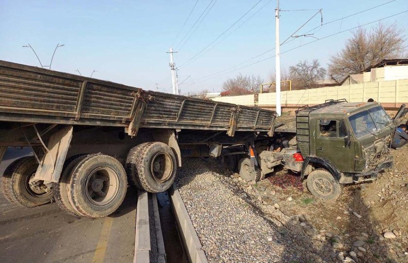 Разбитый КАМАЗ 53212