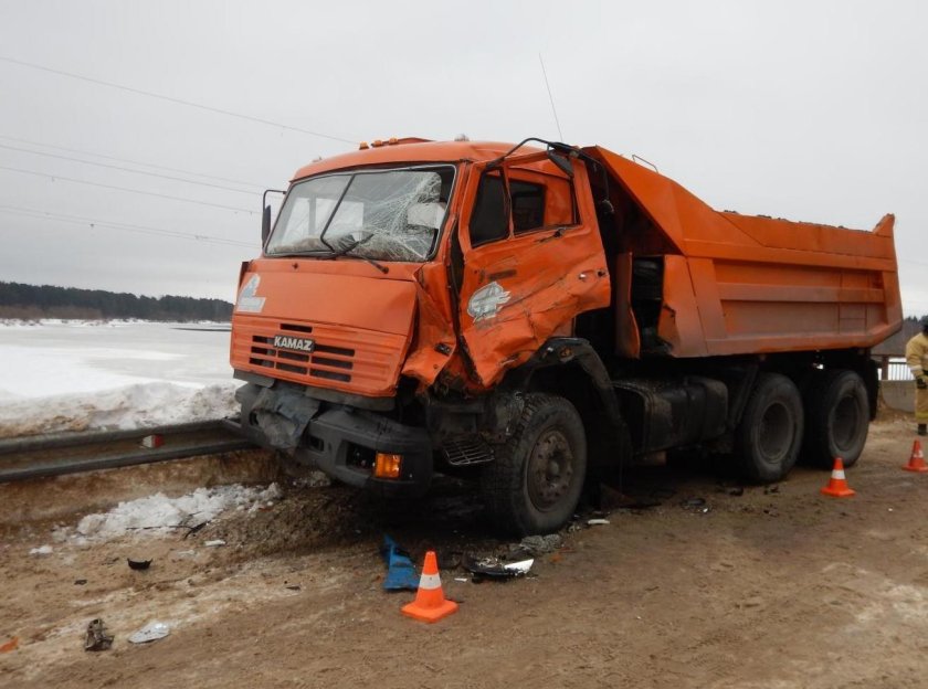 КАМАЗ 65115 разбитый