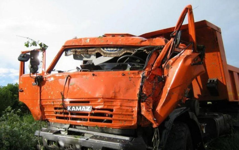 КАМАЗ 6520 разбитый