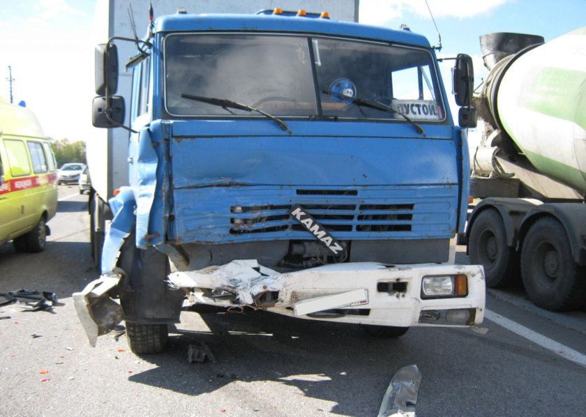 КАМАЗ 65115 разбитый