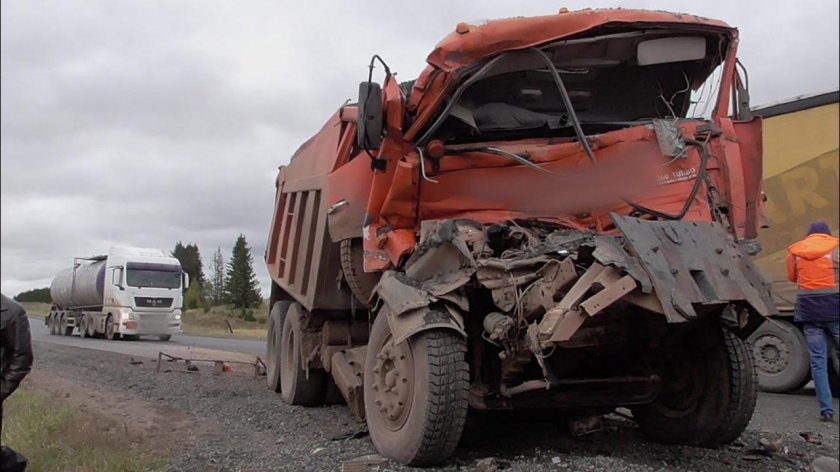 Разбитый КАМАЗ 5410
