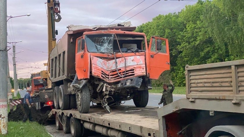 Оранжевый КАМАЗ на трассе