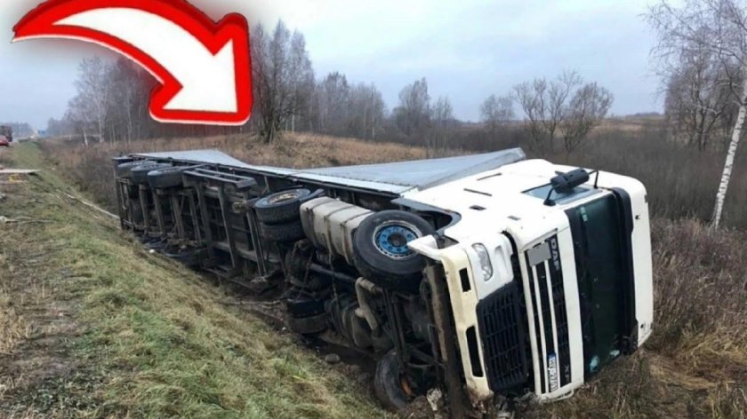 Фура в кювете