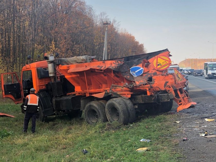 КАМАЗ протаранил автобус