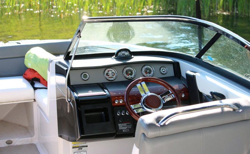 Кокпит катера