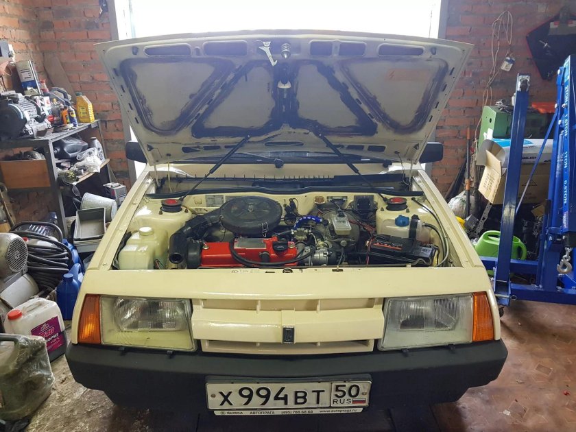 ВАЗ 2108 открытый капот