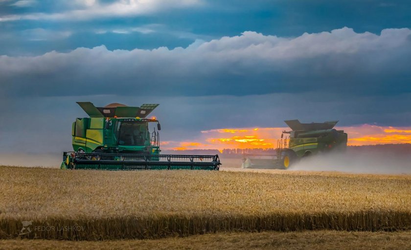 Комбайн Нива в поле