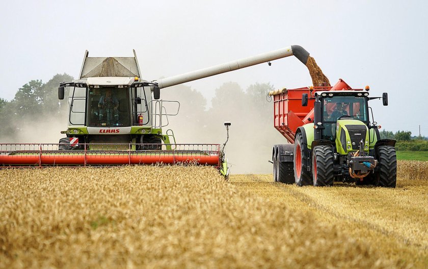 Комбайн в поле