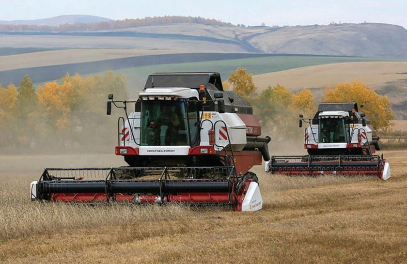 Комбайн Нива в поле