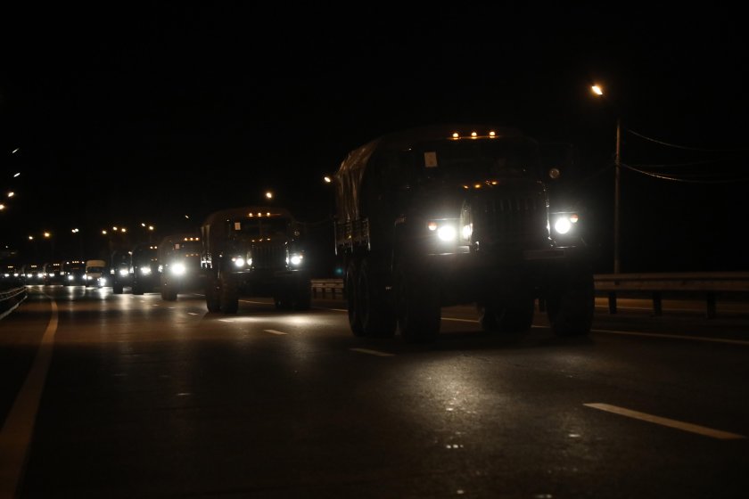 Военная колонна ночью