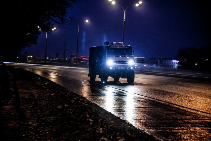 Фура КАМАЗ ночью