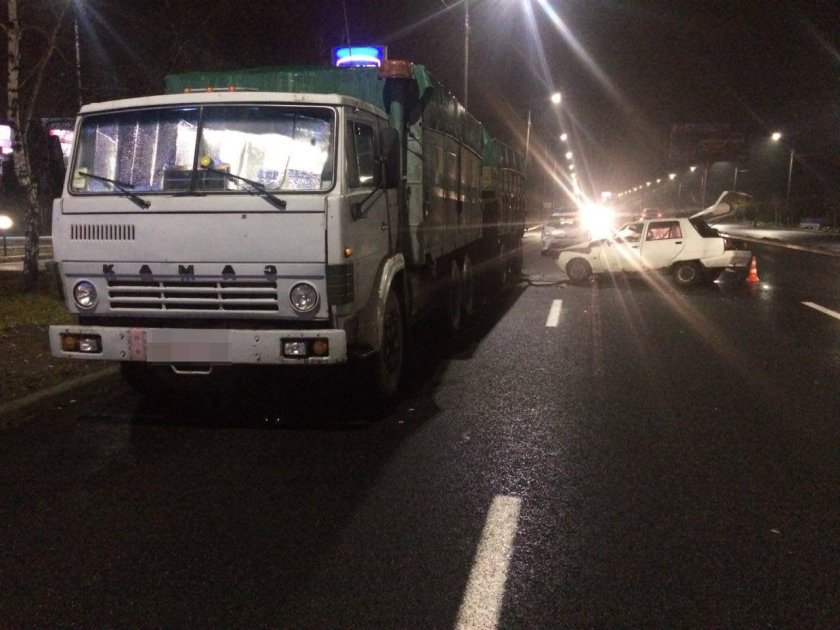 Сгоревшая кабина КАМАЗА ночью