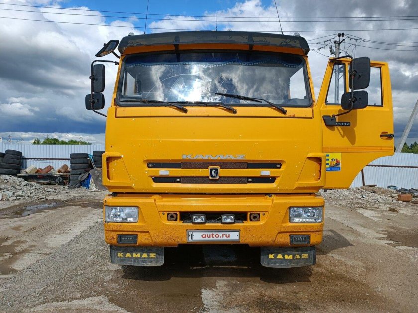 Огромный желтый КАМАЗ