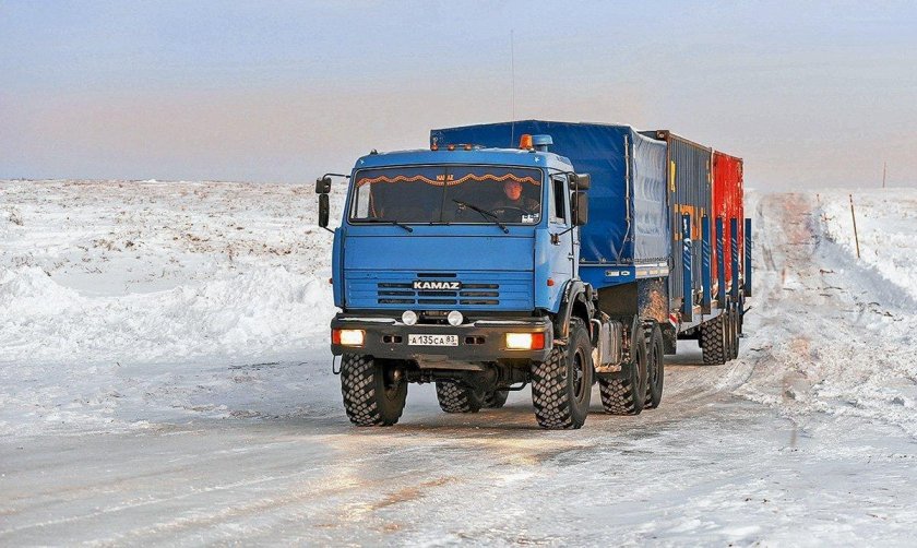 Тягач КАМАЗ на зимнике