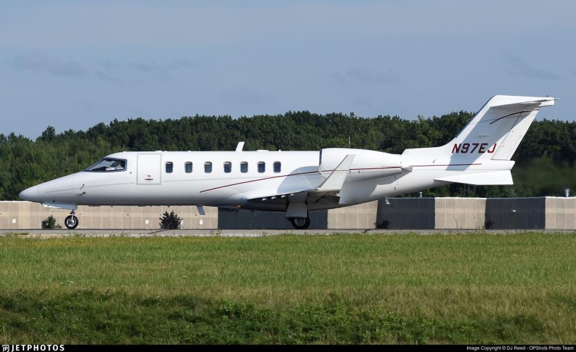 Самолет Learjet
