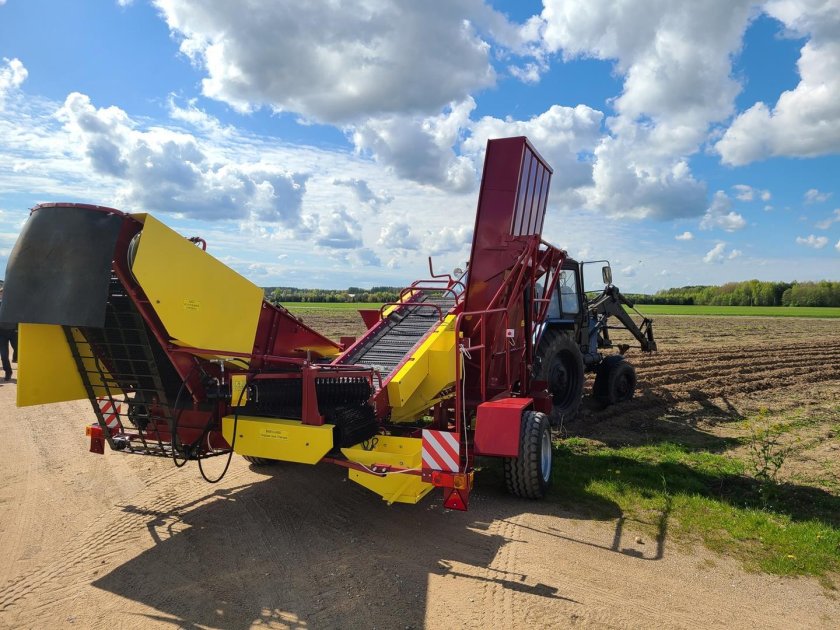 Картофелеуборочный комбайн ККУ-1