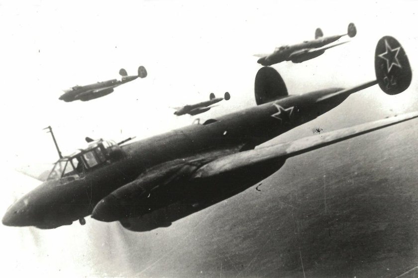 Советский бомбардировщик пе-2