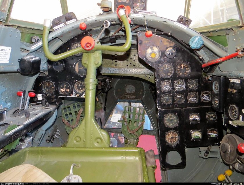 Кабина самолета пе 2