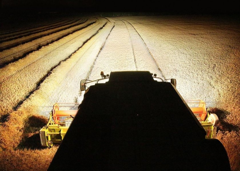 Комбайн Акрос ночью