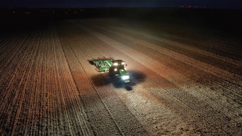 Трактор ночью