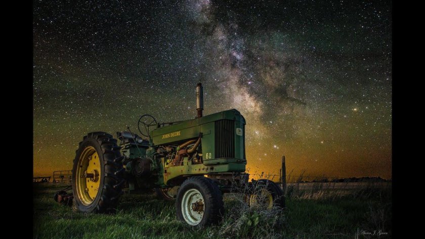 Трактор Джон Дир в поле
