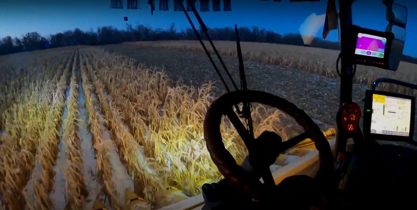 Комбайн ночью