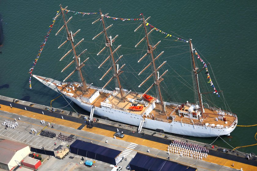 Парусный корабль Крузенштерн