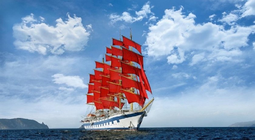 Парусник Херсонес с алыми парусами