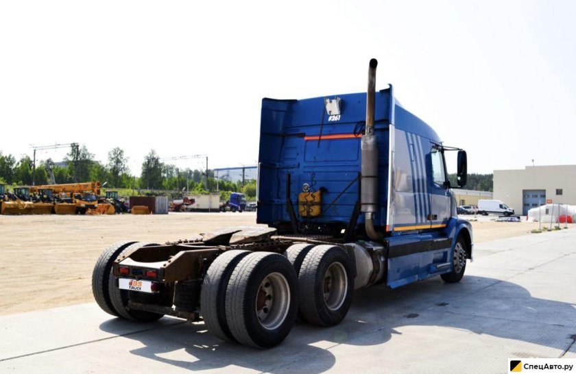 Тягач Вольво со снаряженной массой 12500 кг и полной массой 32000 кг