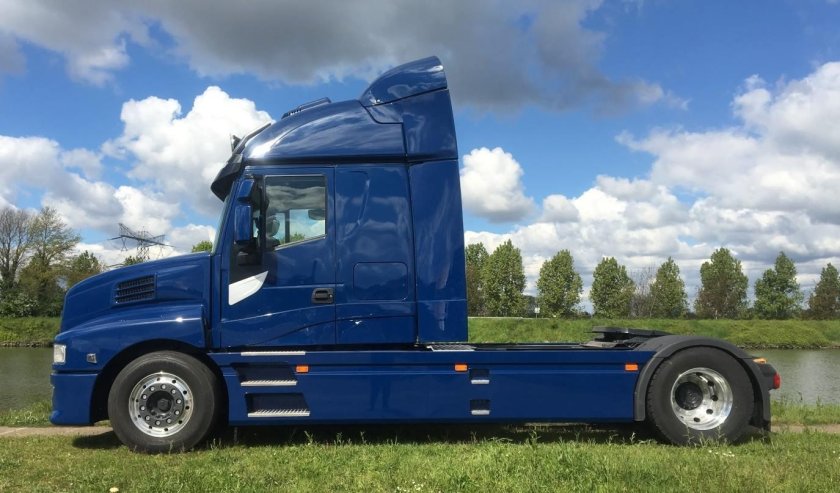 Ивеко капотный тягач