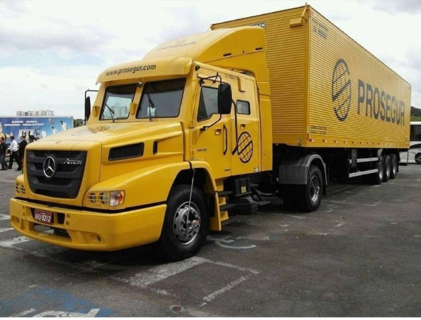 Капотный грузовик Мерседес
