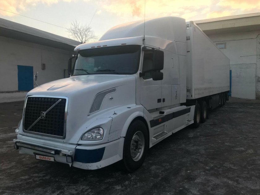 Тягач Volvo VNL 670 белый