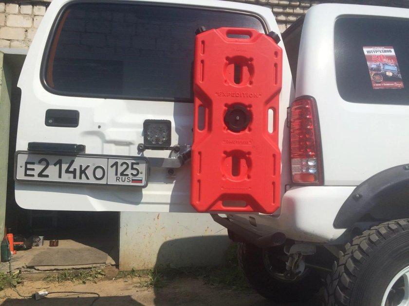 Suzuki Jimny экспедиционная канистра
