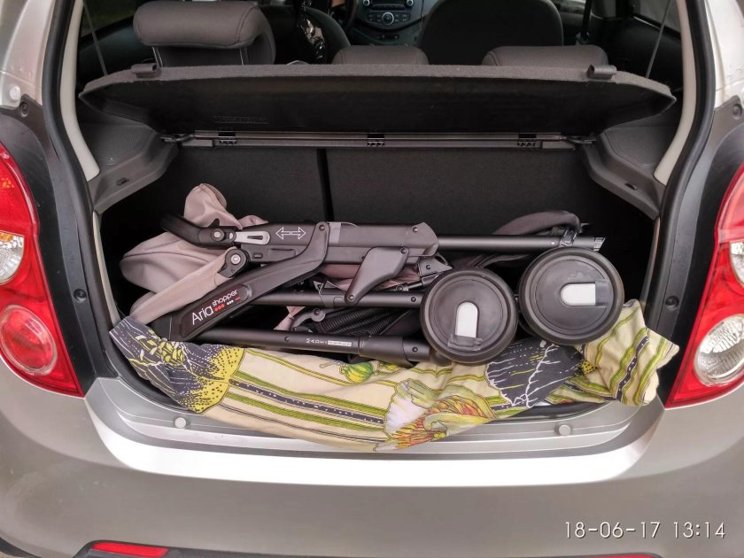 Детская коляска в багажнике