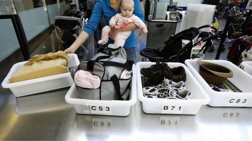 Досмотр детей в аэропорту