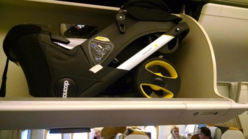 Коляска Doona в самолет