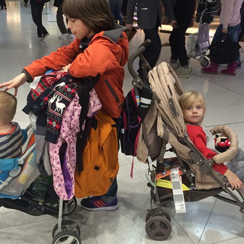 Коляска в аэропорту для ребенка