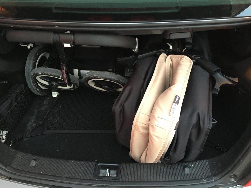 Детская коляска в багажнике