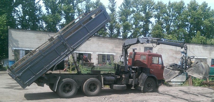 Самосвал с манипулятором