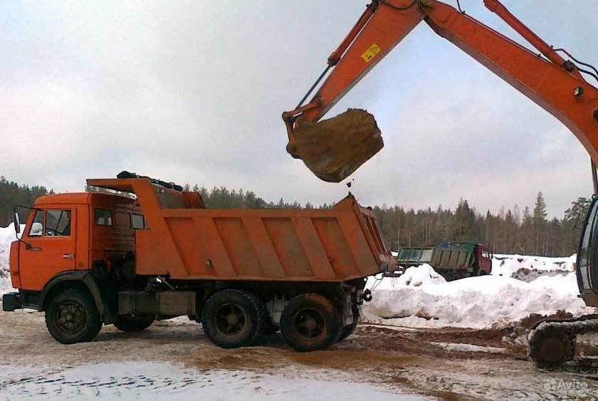 КАМАЗ 65115 груженный песком