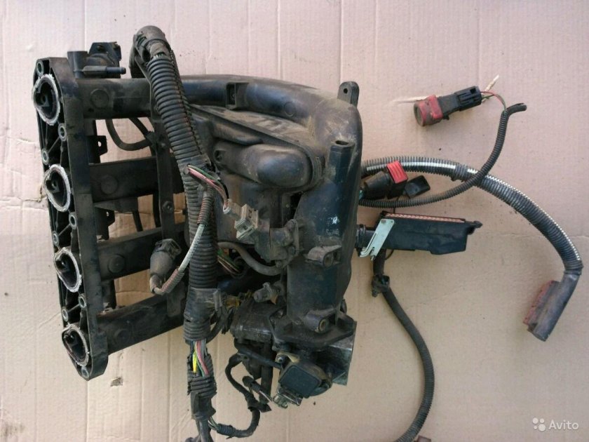 Впускной коллектор Пежо 406 1.8 16v