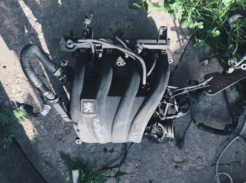 Впускной коллектор Пежо 406