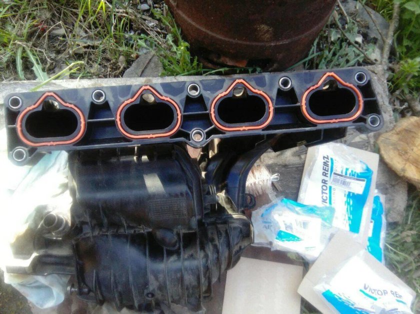 Впускной коллектор Пежо 406