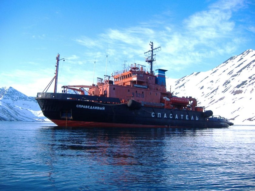 Спасатель судно Владивосток