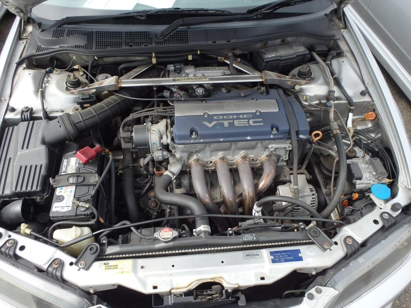 Подкапотка Honda Accord 6
